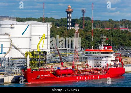 Petroliera e faro di Klaipeda, omonima contea, Lituania Foto Stock