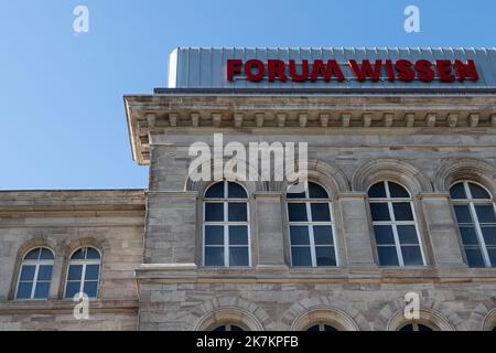 PRODUZIONE - 12 ottobre 2022, bassa Sassonia, Göttingen: La scritta "Forum Wissen" dell'Università di Göttingen all'ingresso dell'edificio. Il progetto di ricerca "provenienza sensibile" di Georg-August-Universität Göttingen mira ad aprire strade per il possibile rimpatrio di resti umani in aree ex coloniali. Un team internazionale di ricercatori sta esaminando più di 1.000 resti umani presso l'Università di Göttingen per determinare il loro passato coloniale. (A dpa 'ricercatori vogliono rimpatriare Göttingen collezioni cranio') Foto: Swen Pförtner/dpa Foto Stock