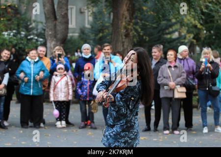 Odessa, Ucraina. 15th Ott 2022. Sofia Osadchaya si vede esibirsi di fronte al pubblico. Il concerto 'con una canzone per la Vittoria' si è tenuto presso il City Garden. Per sostenere lo spirito di combattimento degli Eroi dell'Ucraina, le opere musicali sono state eseguite dal Center for Musical Art of the Military and Naval Forces. Credit: SOPA Images Limited/Alamy Live News Foto Stock