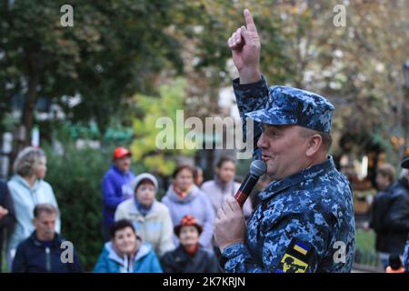 Odessa, Ucraina. 15th Ott 2022. Andrey Storchak è visto cantare davanti al pubblico. Il concerto 'con una canzone per la Vittoria' si è tenuto presso il City Garden. Per sostenere lo spirito di combattimento degli Eroi dell'Ucraina, le opere musicali sono state eseguite dal Center for Musical Art of the Military and Naval Forces. Credit: SOPA Images Limited/Alamy Live News Foto Stock
