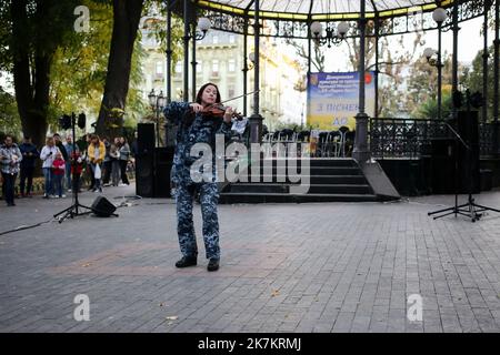 Odessa, Ucraina. 15th Ott 2022. Sofia Osadchaya si vede esibirsi di fronte al pubblico. Il concerto 'con una canzone per la Vittoria' si è tenuto presso il City Garden. Per sostenere lo spirito di combattimento degli Eroi dell'Ucraina, le opere musicali sono state eseguite dal Center for Musical Art of the Military and Naval Forces. Credit: SOPA Images Limited/Alamy Live News Foto Stock