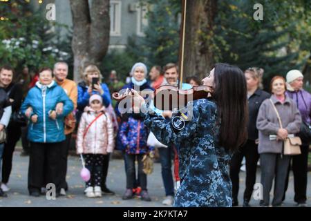 Odessa, Ucraina. 15th Ott 2022. Sofia Osadchaya si vede esibirsi di fronte al pubblico. Il concerto 'con una canzone per la Vittoria' si è tenuto presso il City Garden. Per sostenere lo spirito di combattimento degli Eroi dell'Ucraina, le opere musicali sono state eseguite dal Center for Musical Art of the Military and Naval Forces. (Foto di Viacheslav Onyshchenko/SOPA Images/Sipa USA) Credit: Sipa USA/Alamy Live News Foto Stock