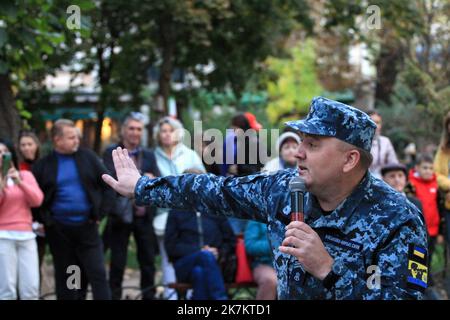 Odessa, Ucraina. 15th Ott 2022. Andrei Storchak ha visto esibirsi davanti al pubblico. Il concerto 'con una canzone per la Vittoria' si è tenuto presso il City Garden. Per sostenere lo spirito di combattimento degli Eroi dell'Ucraina, le opere musicali sono state eseguite dal Center for Musical Art of the Military and Naval Forces. (Foto di Viacheslav Onyshchenko/SOPA Images/Sipa USA) Credit: Sipa USA/Alamy Live News Foto Stock
