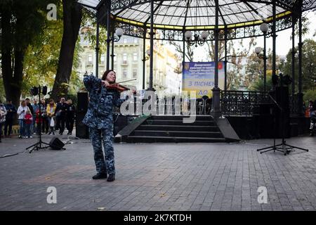 Odessa, Ucraina. 15th Ott 2022. Sofia Osadchaya si vede esibirsi di fronte al pubblico. Il concerto 'con una canzone per la Vittoria' si è tenuto presso il City Garden. Per sostenere lo spirito di combattimento degli Eroi dell'Ucraina, le opere musicali sono state eseguite dal Center for Musical Art of the Military and Naval Forces. (Foto di Viacheslav Onyshchenko/SOPA Images/Sipa USA) Credit: Sipa USA/Alamy Live News Foto Stock
