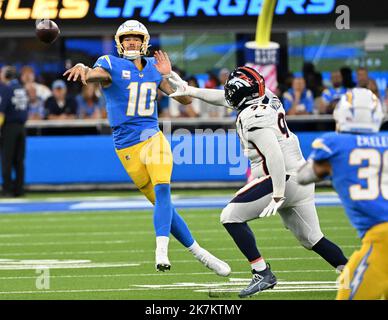 Inglewood, Stati Uniti. 17th Ott 2022. Justin Herbert (10), quarterback dei Los Angeles Chargers, passa la palla di Denver Broncos Jerry Tillery allo stadio SoFi di Inglewood, California, lunedì 17 ottobre 2022. I Chargers battono i Broncos 19-16. Foto di Jon SooHoo/UPI Credit: UPI/Alamy Live News Foto Stock