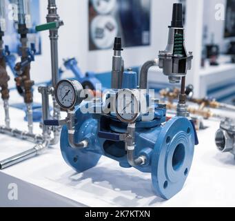 Valvola di riduzione della pressione PRV. Azionamento idraulico controllato da Pillot. Valvola di processo industriale. Foto Stock