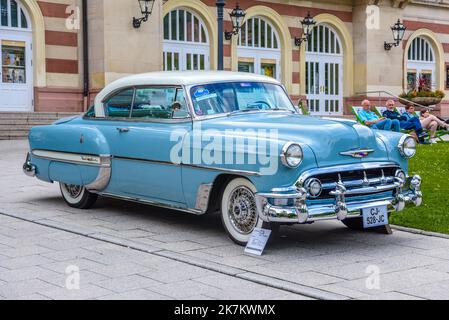 BADEN BADEN BADEN, GERMANIA - LUGLIO 2019: BLUE White CHEVROLET bel AIR sport coupé 1953, incontro oldtimer a Kurpark. Foto Stock