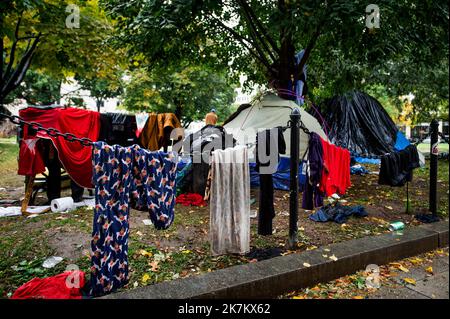 Tende dove le persone senza casa vivono in McPherson Square a Washington, DC, Giovedi, 13 ottobre 2022. Ci sono circa tre dozzine di tende nel parco, con lavanderia appesa su rami d'albero, sedie, tavoli e anche due bagni portatili. Credito: Rod Lammey/CNP (RESTRIZIONE: NON sono disponibili quotidiani o quotidiani di New York o New Jersey entro un raggio di 75 km da New York City) Foto Stock