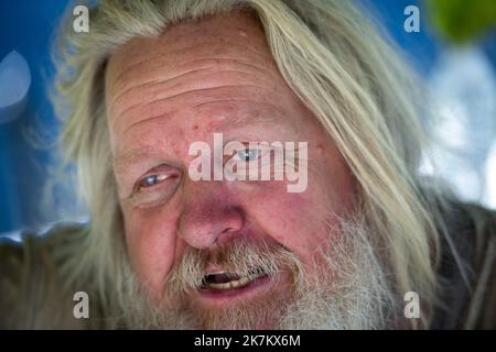 Daniel Kingery, 61, parla di politica in McPherson Square a Washington, DC, giovedì 6 ottobre 2022, dove ha chiamato a casa per gli ultimi due anni e mezzo. Originario di Gilbert, Iowa, il signor Kingerys la prima esperienza di essere in strada e vivere fuori dalla sua auto è stata nel 2006 a Kansas City, Missouri. Egli si considera ben esperto nella Costituzione e nella Dichiarazione di indipendenza, ed è un sostenitore dei senzatetto. Ha avuto l'opportunità di alloggiare, ma preferisce la vita nel parco della città perché è più visibile per la gente per vedere il volto del homelessness. Il signor Kingery ha detto che c'erano Foto Stock