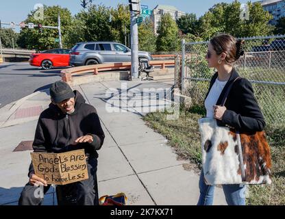 Washington, DC. 14th Ott 2022. Il giornalista Georgia Worrell parla con un uomo senza casa al di fuori di un piccolo accampamento senza casa a 27th e K Streets NW nella sezione inferiore Foggy di Washington, DC Venerdì 14 2022 ottobre a Washington, DC. Questo accampamento era stato recentemente eliminato ma ancora ospitato un numero indeterminato di persone senza tetto. Credito: Jemal Countess/CNP (RESTRIZIONE: NESSUN giornale o giornale di New York o del New Jersey entro un raggio di 75 miglia da New York City) credito: dpa/Alamy Live News Foto Stock