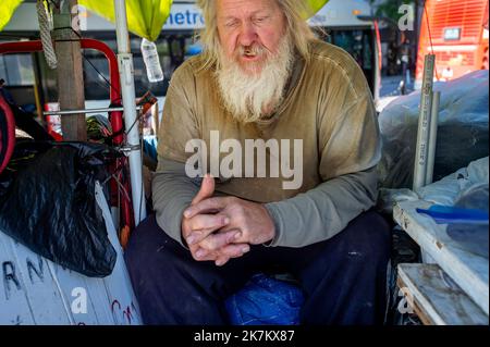 Daniel Kingery, 61, parla di politica in McPherson Square a Washington, DC, giovedì 6 ottobre 2022, dove ha chiamato a casa per gli ultimi due anni e mezzo. Originario di Gilbert, Iowa, il signor Kingerys la prima esperienza di essere in strada e vivere fuori dalla sua auto è stata nel 2006 a Kansas City, Missouri. Egli si considera ben esperto nella Costituzione e nella Dichiarazione di indipendenza, ed è un sostenitore dei senzatetto. Ha avuto l'opportunità di alloggiare, ma preferisce la vita nel parco della città perché è più visibile per la gente per vedere il volto del homelessness. Il signor Kingery ha detto che c'erano Foto Stock