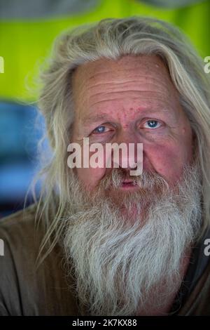 Daniel Kingery, 61, parla di politica in McPherson Square a Washington, DC, giovedì 6 ottobre 2022, dove ha chiamato a casa per gli ultimi due anni e mezzo. Originario di Gilbert, Iowa, il signor Kingerys la prima esperienza di essere in strada e vivere fuori dalla sua auto è stata nel 2006 a Kansas City, Missouri. Egli si considera ben esperto nella Costituzione e nella Dichiarazione di indipendenza, ed è un sostenitore dei senzatetto. Ha avuto l'opportunità di alloggiare, ma preferisce la vita nel parco della città perché è più visibile per la gente per vedere il volto del homelessness. Il signor Kingery ha detto che c'erano Foto Stock