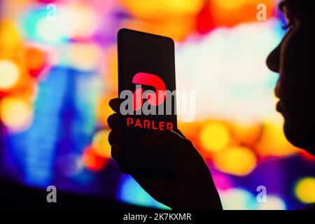 Brasile. 17th Ott 2022. In questa foto, una donna con una silhouette può contenere uno smartphone con il logo Parler visualizzato sullo schermo. (Foto di Rafael Henrique/SOPA Images/Sipa USA) Credit: Sipa USA/Alamy Live News Foto Stock