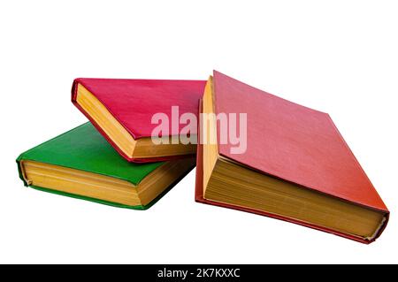 Una pila di vecchi libri con copertine colorate. Libri per la lettura. Vecchio libro. Pagina del libro di carta gialla. Sfondo bianco. Prodotto cartaceo. Leggere la documentazione. BA Foto Stock