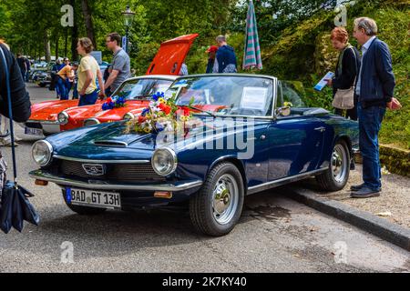 BADEN BADEN BADEN, GERMANIA - 2019 LUGLIO: Blu scuro GLAS GT 1300 GT1300 cabrio con fiori sul cofano, oldtimer riunione a Kurpark. Foto Stock