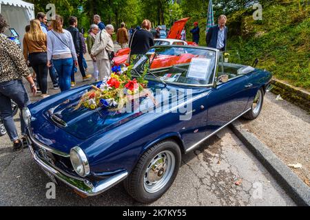 BADEN BADEN BADEN, GERMANIA - 2019 LUGLIO: Blu scuro GLAS GT 1300 GT1300 cabrio con fiori sul cofano, oldtimer riunione a Kurpark. Foto Stock