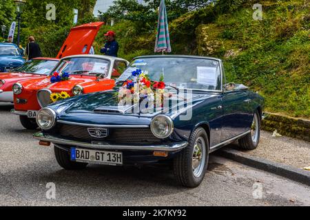 BADEN BADEN BADEN, GERMANIA - 2019 LUGLIO: Blu scuro GLAS GT 1300 GT1300 cabrio con fiori sul cofano, oldtimer riunione a Kurpark. Foto Stock