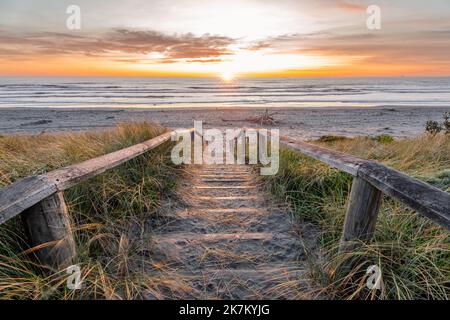 Splendida alba a New Brighton Beach, Christchurch, Nuova Zelanda. E' uno dei principali centri turistici e di intrattenimento del paese orientale. Foto Stock