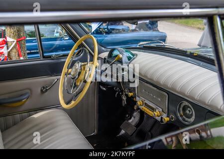 BADEN BADEN BADEN, GERMANIA - LUGLIO 2019: Interni in pelle bianca di GAZ 21 22 VOLGA 1962 1970 station wagon Universal Combi family car dall'Unione Sovietica, Russia, Foto Stock