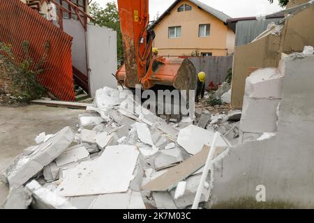 Dettagli relativi a una benna per escavatore (pala) utilizzata per demolire un piccolo edificio AAC. Foto Stock