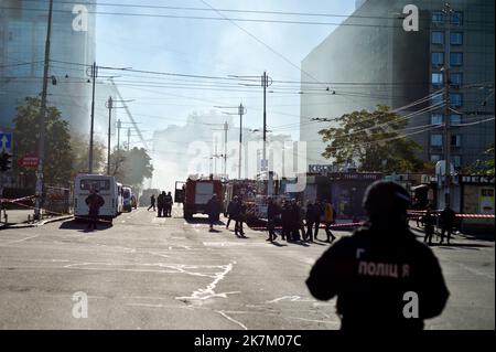 Non esclusiva: KYIV, UCRAINA - 17 OTTOBRE 2022 - i funzionari di polizia sono visti dalle attrezzature speciali durante l'eliminazione delle conseguenze Foto Stock