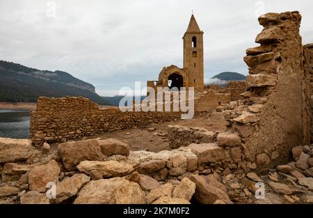 Ex villaggio e Chiesa di Sant Romà de Sau, sottomarino oggi la maggior parte dell'anno a causa della costruzione del serbatoio nei primi anni '60 Foto Stock