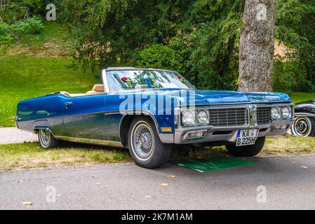 BADEN BADEN BADEN, GERMANIA - LUGLIO 2019: Blue BUICK WILDCAT 2nd generazione cabrio 1965 1970 auto full-size, incontro oldtimer a Kurpark. Foto Stock