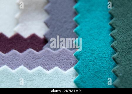 Una tavolozza di velluto morbido tessuto in diversi colori per la tappezzeria di mobili come sfondo primo piano, tessuto moda per sfondi Foto Stock