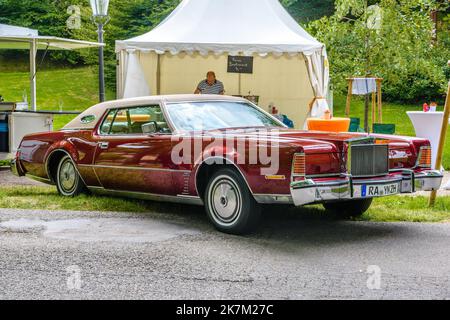 BADEN BADEN BADEN, GERMANIA - LUGLIO 2019: Red maroon LINCOLN CONTINENTAL MARK IV cabrio car full-size 1972 1976, oldtimer riunione a Kurpark. Foto Stock