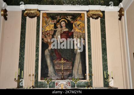 Praiano - Dipinto seicentesco della Madonna in Trono con Bambino nella Chiesa di San Luca Foto Stock