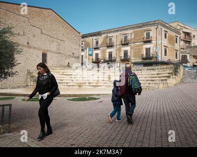 Gente di Lercara Friddi che cammina per strada, Sicilia, Italia Foto Stock