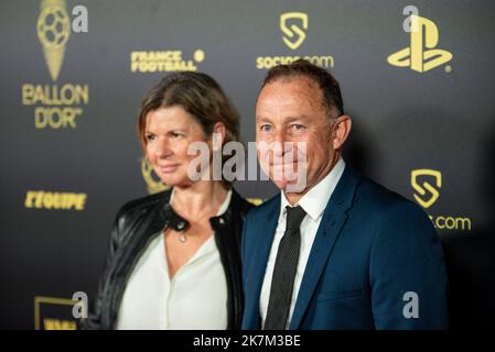 Jean Pierre Papin e sua moglie durante la cerimonia del tappeto rosso del Ballon d'Or (Golden Ball) France Football 2022 il 17 ottobre 2022 al Theatre du Chatelet di Parigi, Francia - Foto: Antoine Massinon/DPPI/LiveMedia Foto Stock