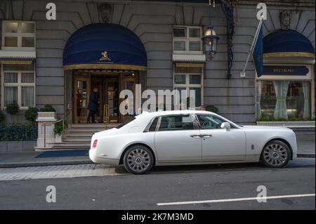 White Rolls Royce e portiere all'entrata di Arlington Street al Ritz Hotel. Piccadilly, Londra, Inghilterra, Regno Unito Foto Stock