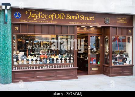 Taylor of Old Bond Street, barbiere e negozio che vende prodotti per la rasatura e accessori per la cura del corpo da uomo. Jermyn Street, Londra, Inghilterra, Regno Unito Foto Stock