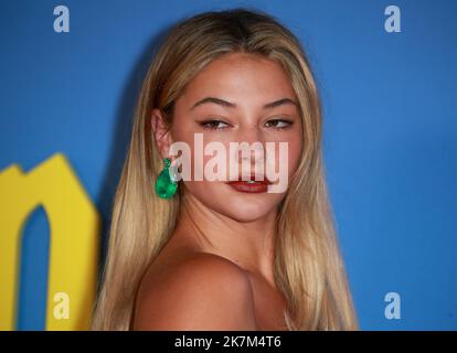 Madelyn Cline partecipa alla prima edizione europea "Glass Onion: A Knives out Mystery" al Royal Festival Hall di Londra, Inghilterra. Foto Stock