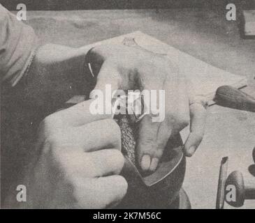 una collezione illustrata di tecniche, metodi e strumenti di incisione di un libro sconosciuto: incisione ad anello di gioielli Foto Stock