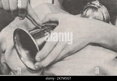 una collezione illustrata di tecniche, metodi e strumenti di incisione di un libro sconosciuto : incisione di calici a mano / incisione di calici a mano / incisione a mano di calici Foto Stock