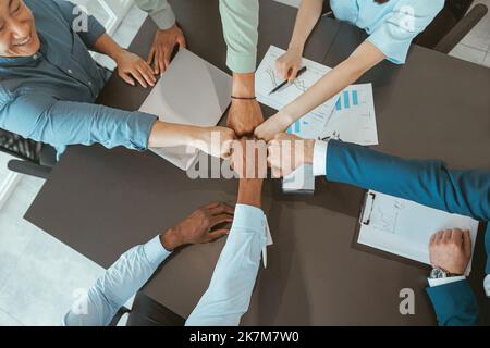 Vista dall'alto dei colleghi multietnici di gruppo che si sono Uniti come concetto di unità aziendale Foto Stock