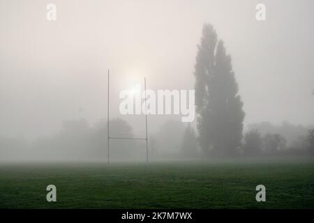 Twickenham, Londra, Regno Unito. 18th Ott 2022. Meteo nel Regno Unito: Mattina nebbia a Twickenham, Londra. Credit: Matthew Chattle/Alamy Live News Foto Stock