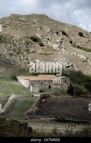 Antica casa colonica nella Sicilia Occidentale, Italia Foto Stock