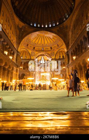 Interno di Hagia Sophia o moschea Ayasofya. Turisti a Hagia sophia. Viaggio a Istanbul sfondo verticale foto. Istanbul Turchia - 8.12.2022 Foto Stock