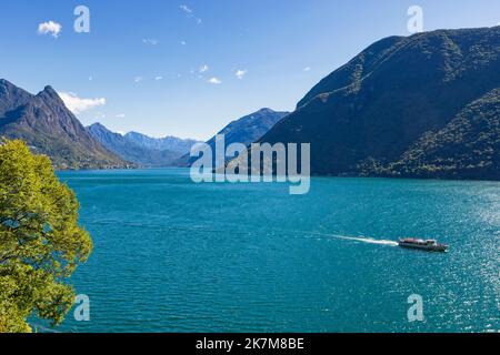Lago di Lugano, vista dal confine svizzero all'Italia Foto Stock