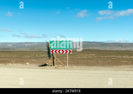 Incrocio tra le strade P2250 e R355 nel Tankwa Karoo della Provincia del Capo Occidentale Foto Stock