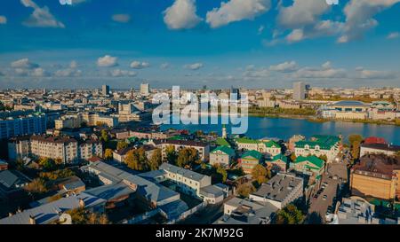 Vecchio quartiere Tatar. Tradizionale quartiere Tatar sulla riva del lago Kaban a Kazan. Vista sulla Moschea di al-Marjani. Vista dall'alto. Città autunno Foto Stock