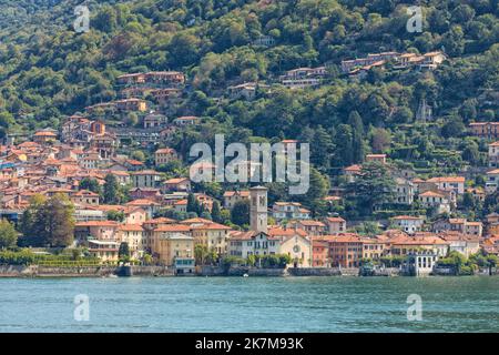 Lungomare di Bellagio, città sul punto di frazionamento del Lago di Como, Lombardia, Italia Foto Stock