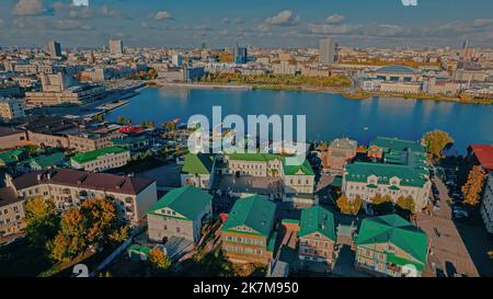 Vecchio quartiere Tatar. Tradizionale quartiere Tatar sulla riva del lago Kaban a Kazan. Vista sulla Moschea di al-Marjani. Vista dall'alto. Città autunno Foto Stock