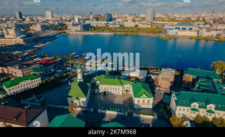 Vecchio quartiere Tatar. Tradizionale quartiere Tatar sulla riva del lago Kaban a Kazan. Vista sulla Moschea di al-Marjani. Vista dall'alto. Città autunno Foto Stock