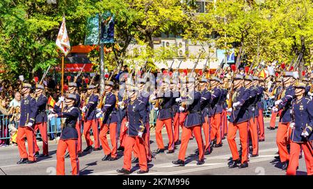 Madrid, Spagna, 12 ottobre 2022: Sfilata di soldati della Guardia reale spagnola per le strade di Madrid. Foto Stock