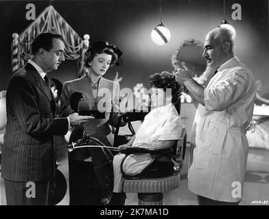 WILLIAM POWELL come Nick Charles MYRNA LOY come Nora Charles DEAN STOCKWELL come Nick Charles Jr. Ed AGRESTI in CANZONE DEL REGISTA del 1947 EDWARD BUZZZELL basato sui personaggi creati da Dashiell Hammett Metro Goldwyn Mayer Foto Stock