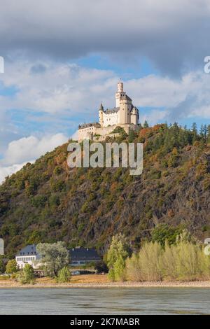 12th ° secolo Marksburg castello a Braubach in alta Valle del Reno medio, Renania-Palatinato, Germania Foto Stock